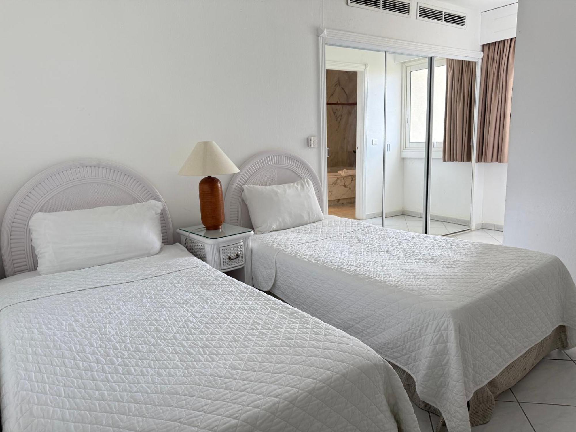 Sapphire Beach Club Resort Cupecoy  ภายนอก รูปภาพ
